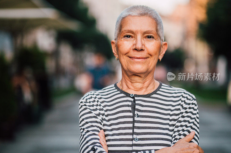 一个积极向上的年长女性的肖像