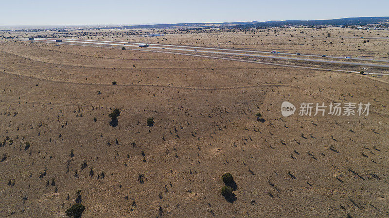 沙漠中的高速公路，距离美国新墨西哥州阿尔伯克基不远。航空全景视图-高分辨率拼接全景图。