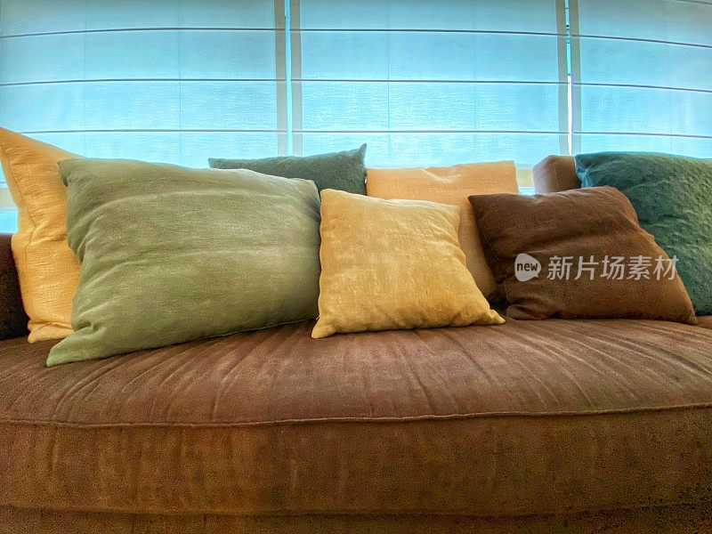 带靠垫的现代沙发