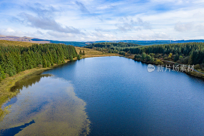 鸟瞰图的一个小苏格兰湖在邓弗里斯和加洛韦