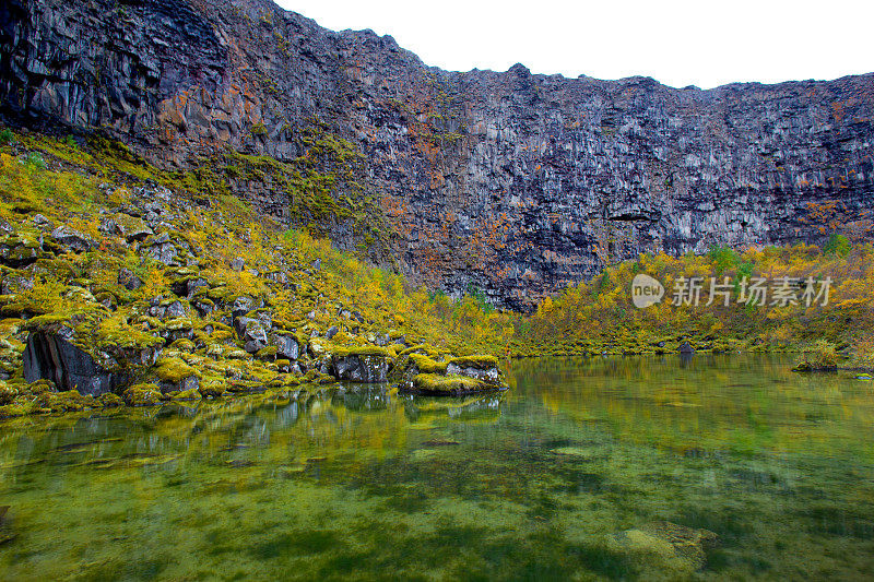 ?sbyrgi峡谷，冰岛:Botnstj?rn马蹄峡谷的池塘