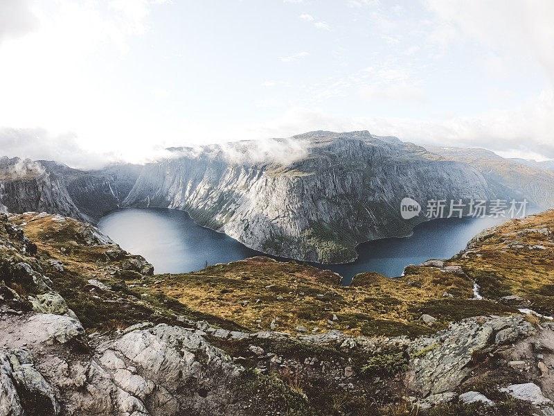 从巨人之洞的挪威峡湾风景