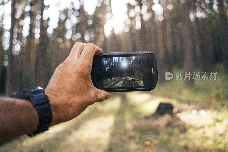 观点。在大自然中拍视频。拥抱山上。感觉的能量。回到根源。