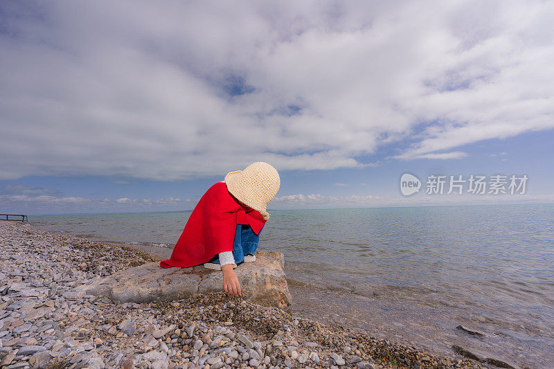 一个小女孩在湖边玩耍