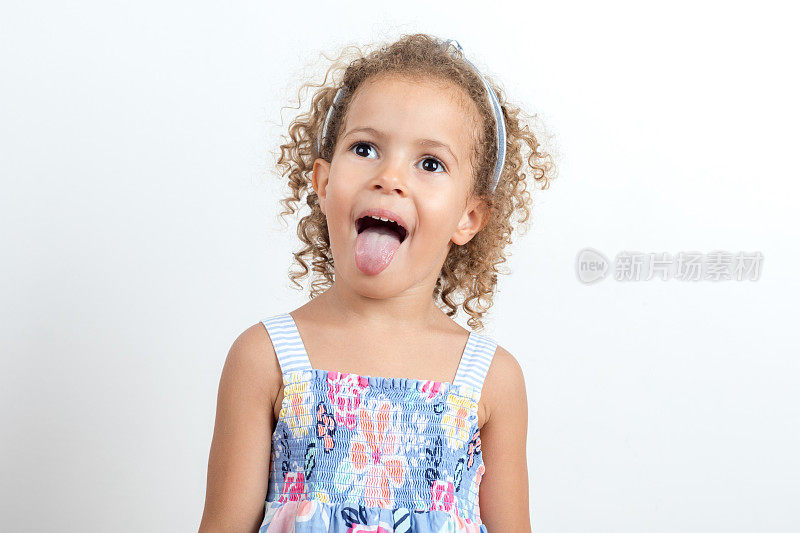 小女孩伸出舌头的画像