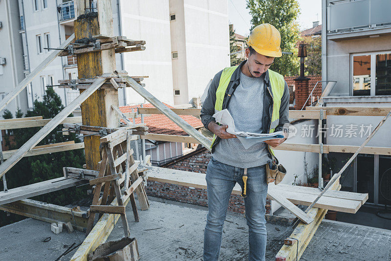 建筑工人正在建筑工地的屋顶分析项目计划