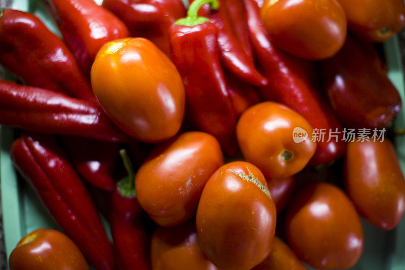 红色水果:西红柿和红辣椒