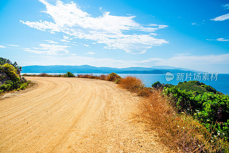 黄色的尘土飞扬的道路