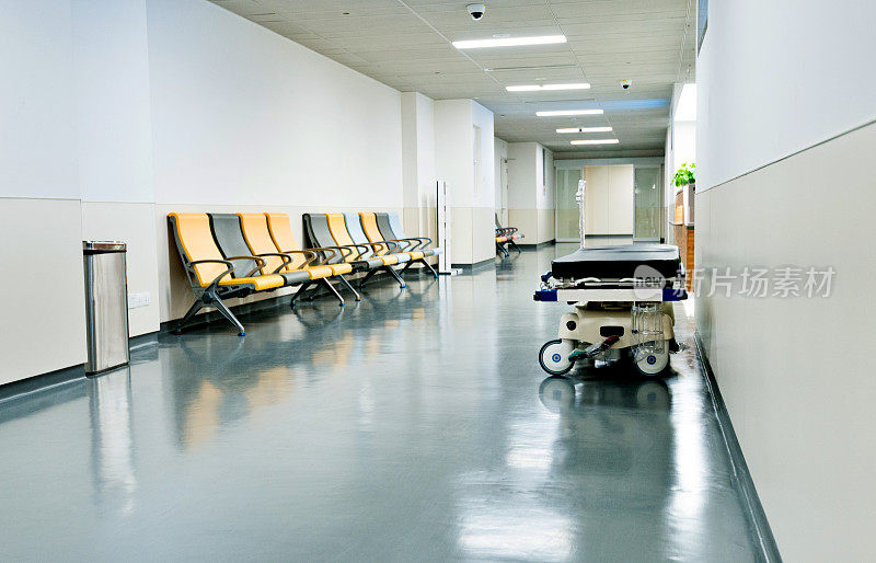 医院走廊的空床位和座位