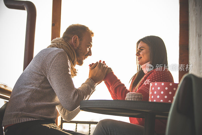 轻浮的年轻夫妇在周末度假牵着手，坠入更深的爱