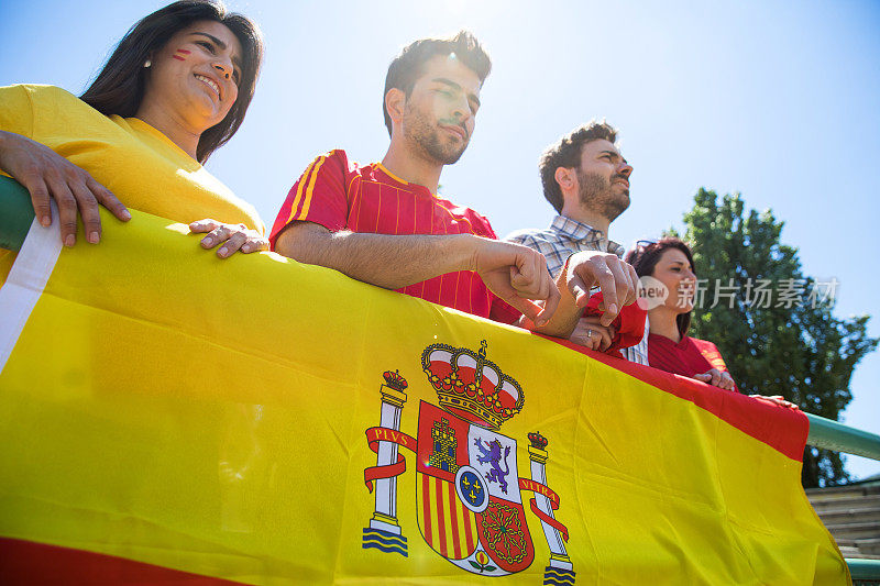 西班牙球迷的旗帜欢呼观看当地的足球杯