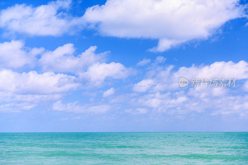 在迈阿密海滩大西洋上空一个晴朗的日子里的云景