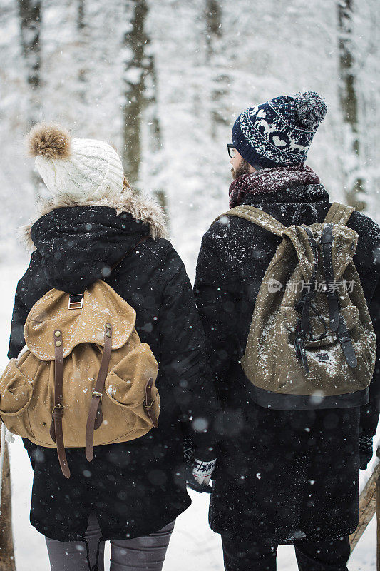 徒步旅行者背着背包在山路上徒步旅行。徒步旅行者夫妇在大自然中背包旅行，户外活动的生活方式。