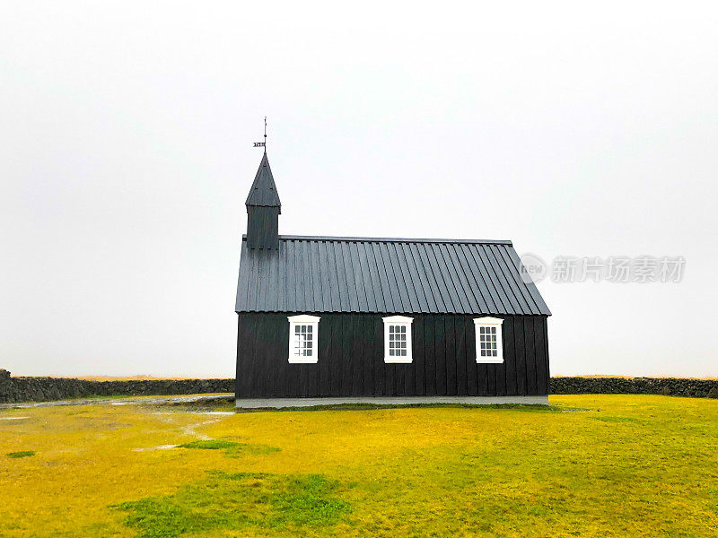 Búðir，冰岛:雨中的黑色教堂(Búðakirkja)