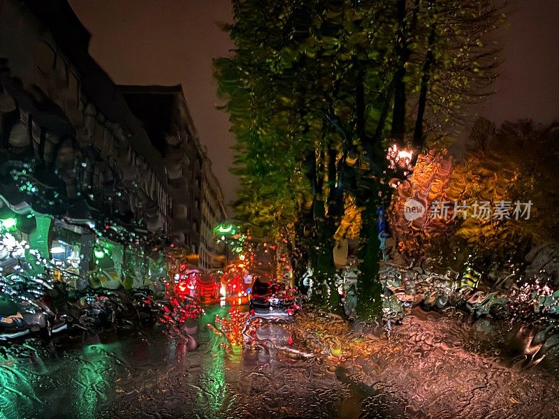 在下雨的夜里开车