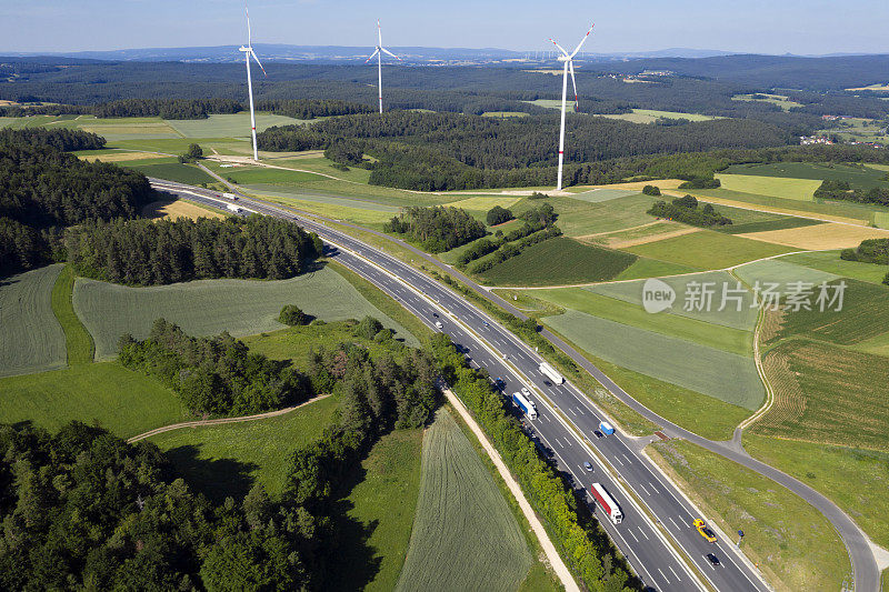高速公路和风力涡轮机，鸟瞰图