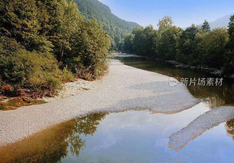 汝拉是法国东部Bourgogne-Franche-Comté的一个部门，以汝拉山脉命名