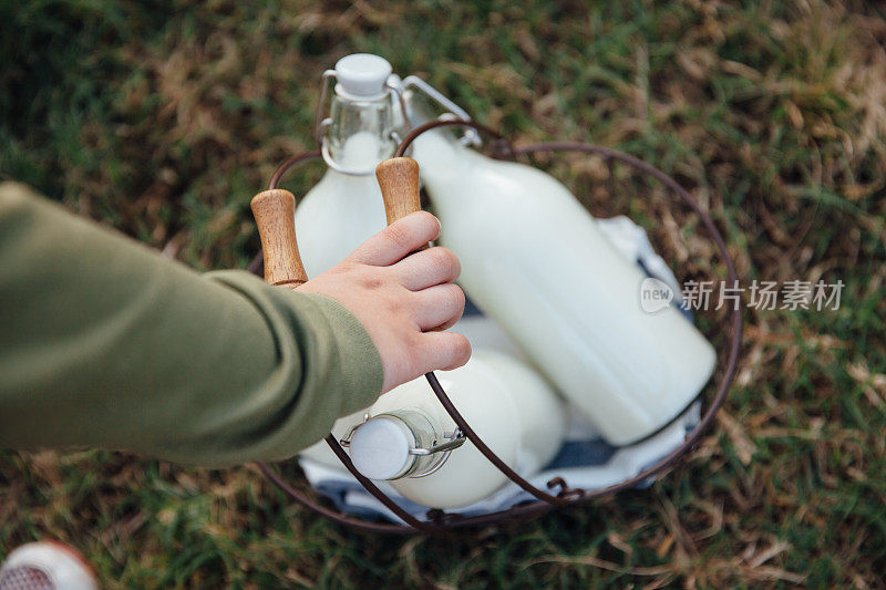 抱牛奶篮的孩子