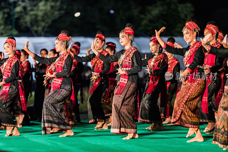 2019年11月，泰国曼谷。泰国妇女在曼谷广场上穿着华丽的民族服装跳舞。