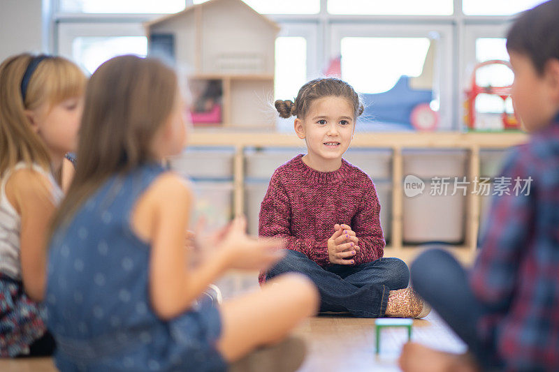 幼儿园班级唱歌和拍手在圆圈时间库存照片