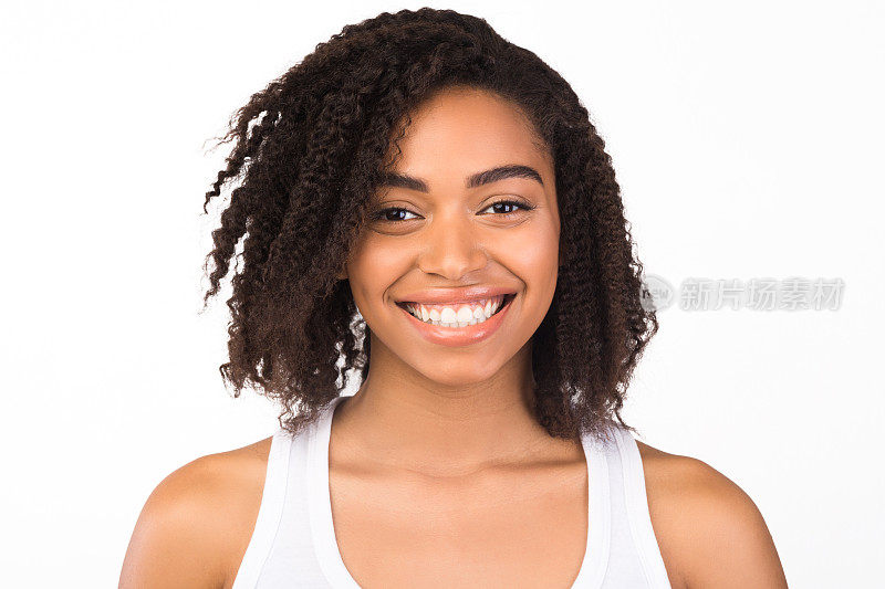 美丽的非洲裔美国女人对着镜头微笑
