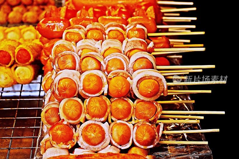 肉丸和香肠——曼谷街头小吃。