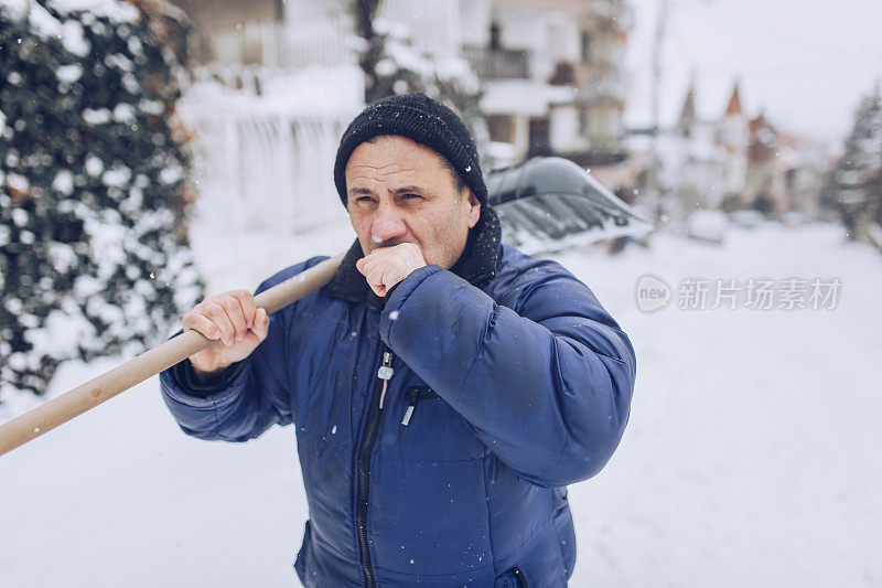 老人清理积雪