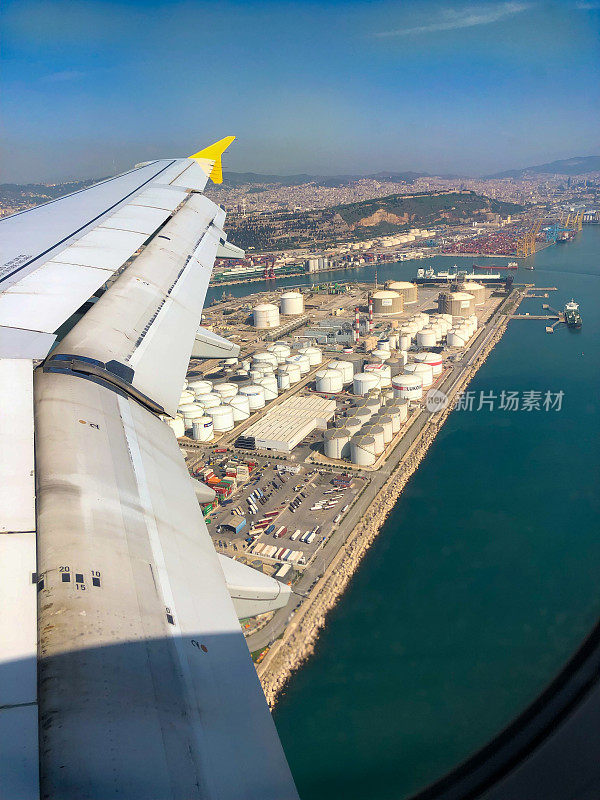 从飞机窗口看原油终端在巴塞罗那海港，加泰罗尼亚，西班牙