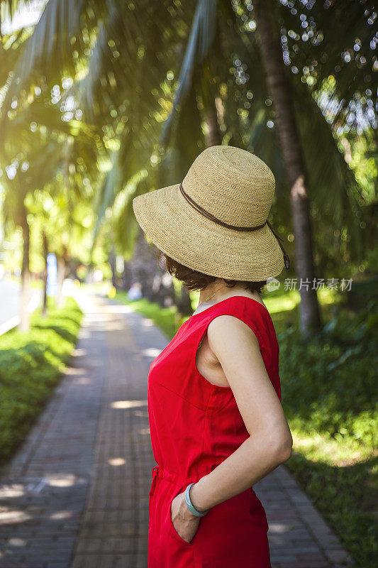 棕榈叶中的美丽女子