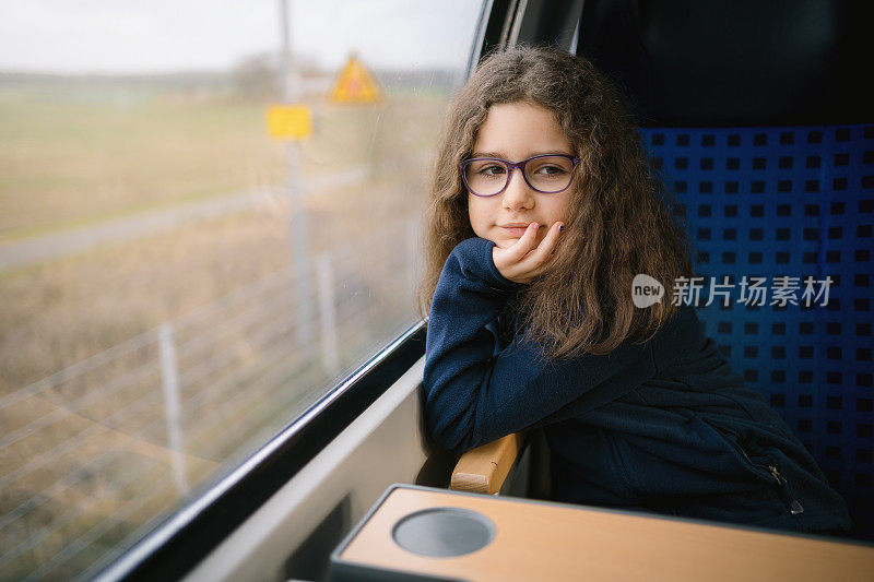小女孩坐火车旅行