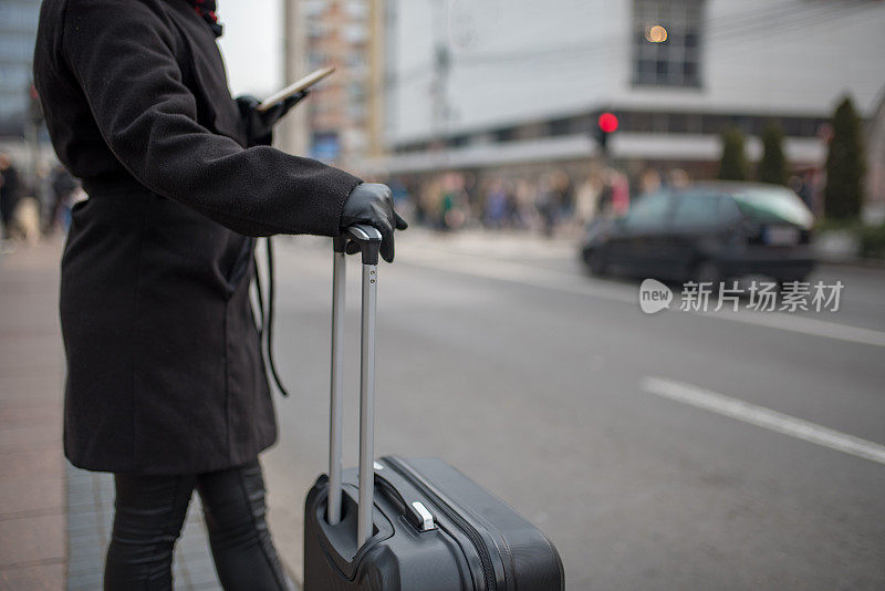 漂亮的肤色女人使用手机应用程序得到一个出租车