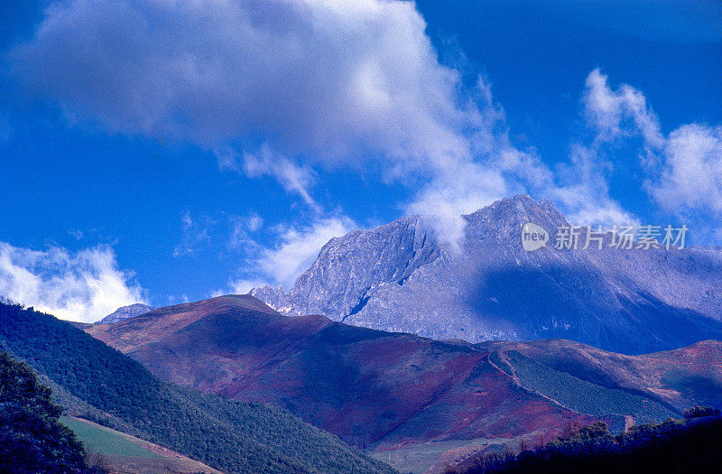 西班牙坎塔布里亚的欧洲皮科斯的利巴纳地区的山脉景观