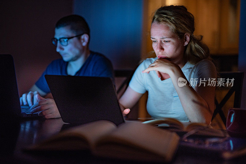 两个年轻的学生一起学习。