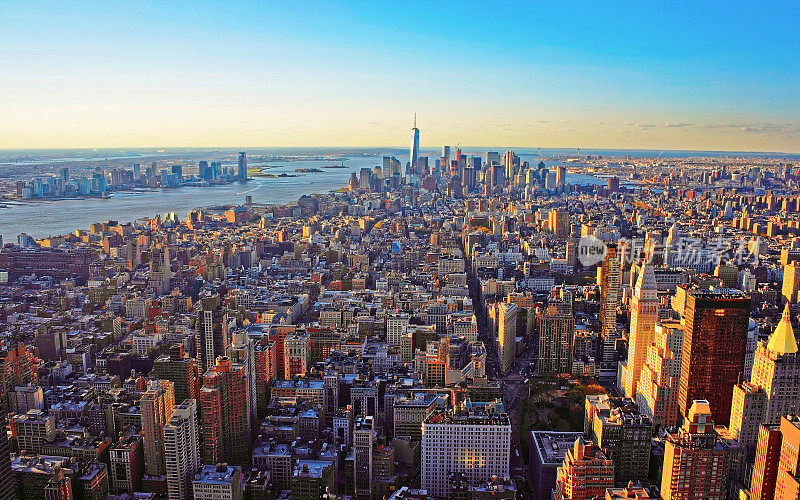 鸟瞰曼哈顿市中心和曼哈顿下城反射