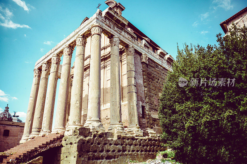 意大利罗马的安东尼斯和福斯蒂娜神庙的柱子