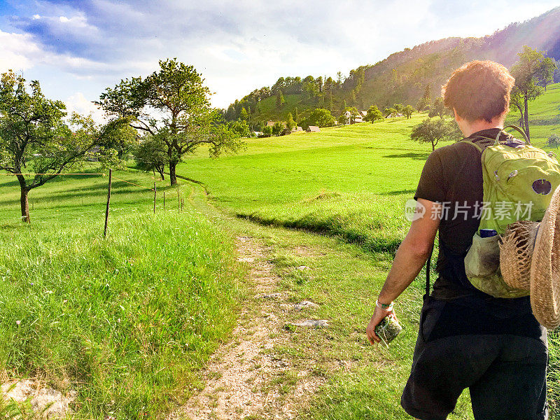 年轻人喜欢夏天在郊外户外徒步旅行