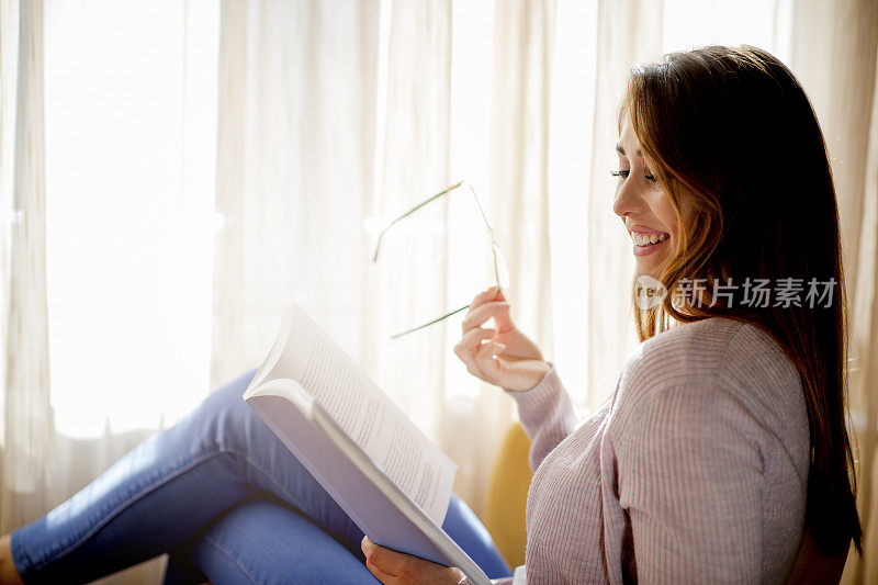 一个年轻的女学生在读一本书