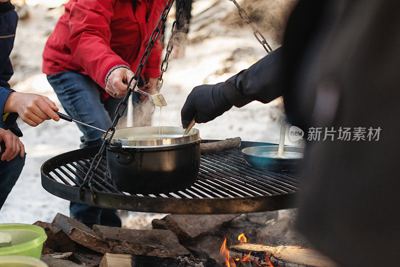 冬天在户外的篝火上吃瑞士芝士火锅