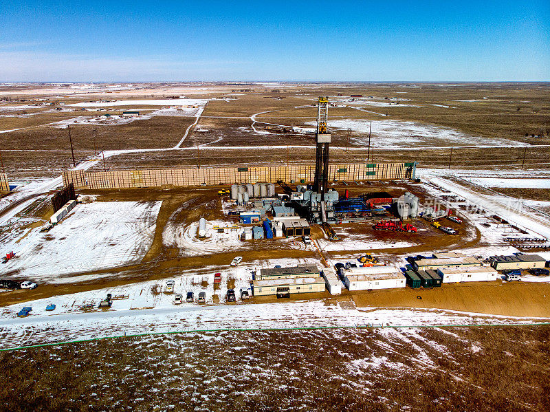 水力压裂钻井平台，鸟瞰图，在科罗拉多州的一场暴风雪后的石油井架