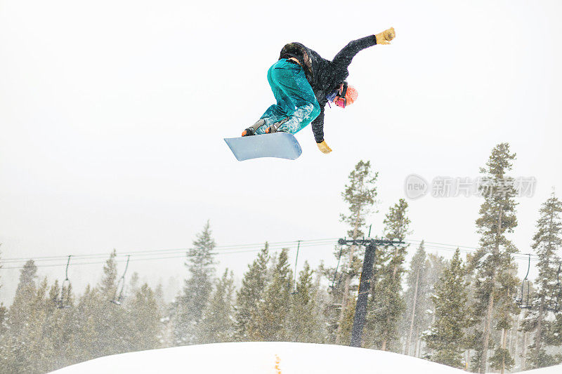 在科罗拉多州落基山脉的滑雪度假村小镇滑雪和单板滑雪活动