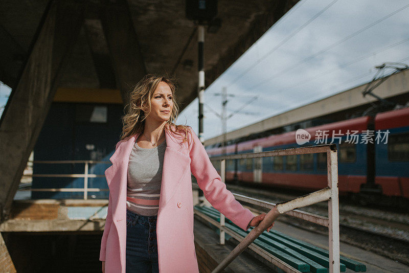 年轻女子独自一人在火车站