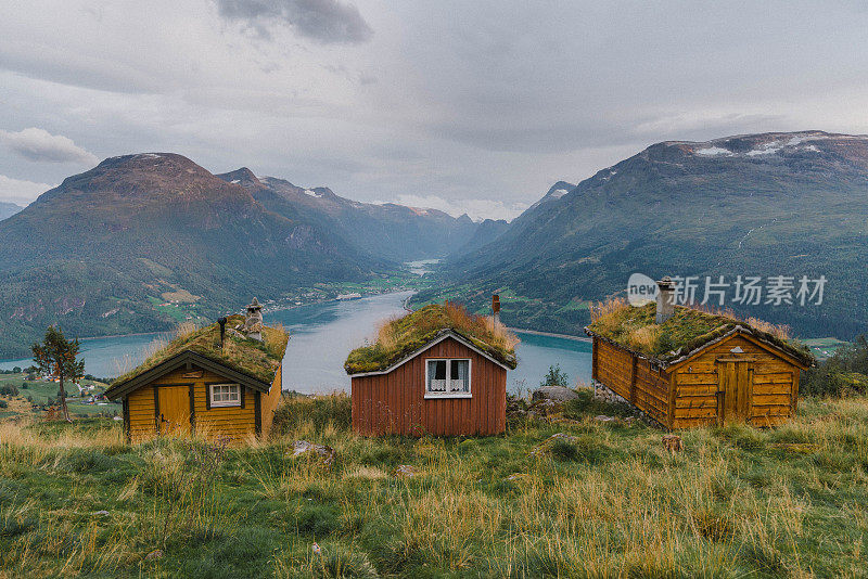 峡湾背景上长满青苔的小屋村落