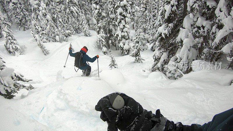 第一人称视角跟随后国家滑雪者下高山斜坡