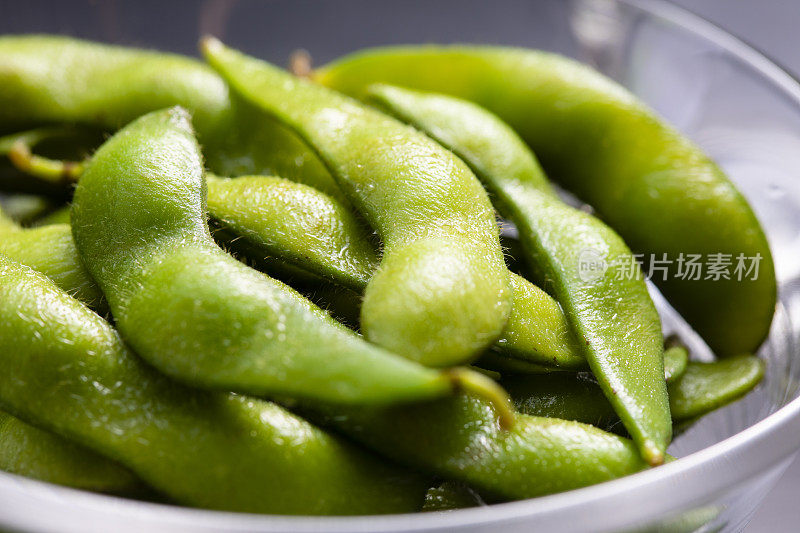 毛豆是日本人的最爱。煮熟后撒上盐即可食用。非常适合作为啤酒零食。