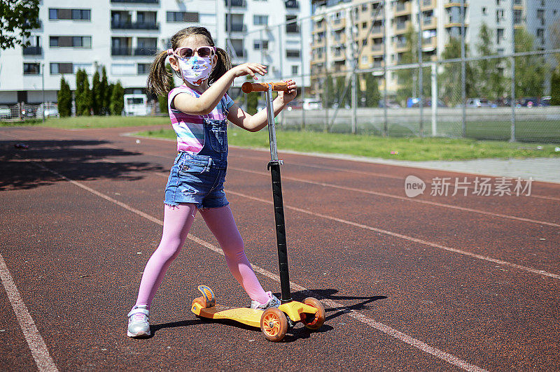 小女孩开车时戴着污染口罩