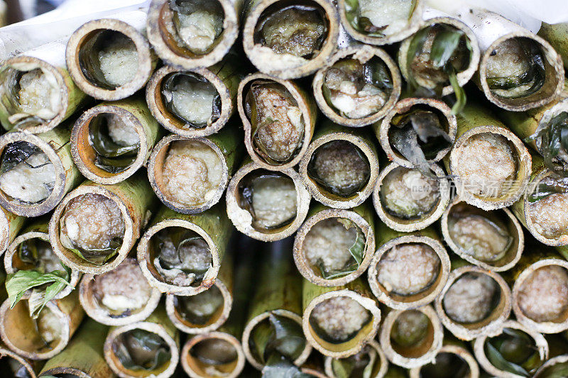 典型的亚洲食物――“Lemang”(芭蕉叶包竹蒸糯米)