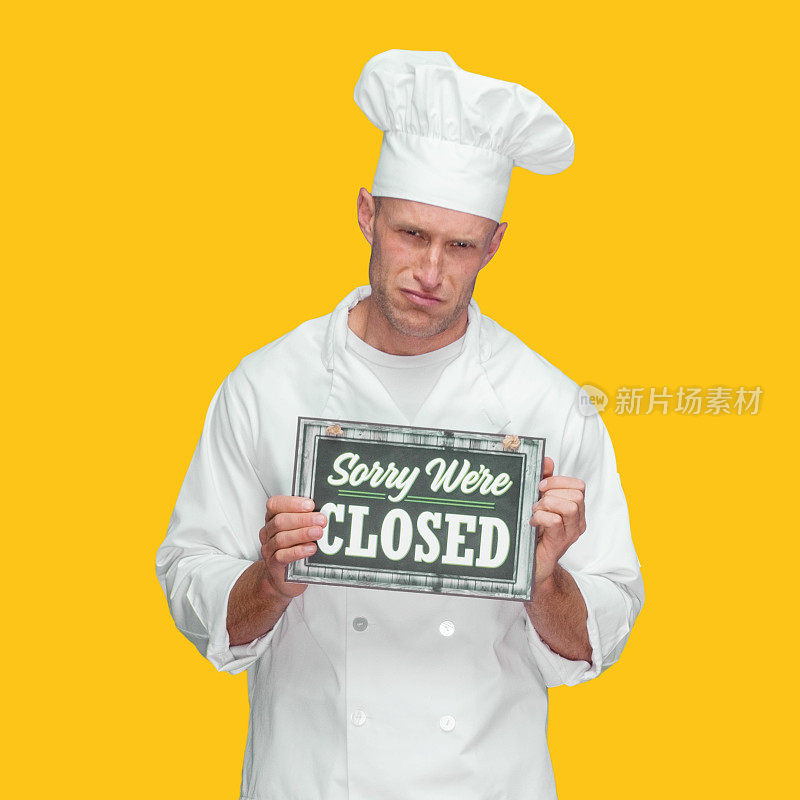 白种男厨师身穿制服，举着标语站在黄色背景前