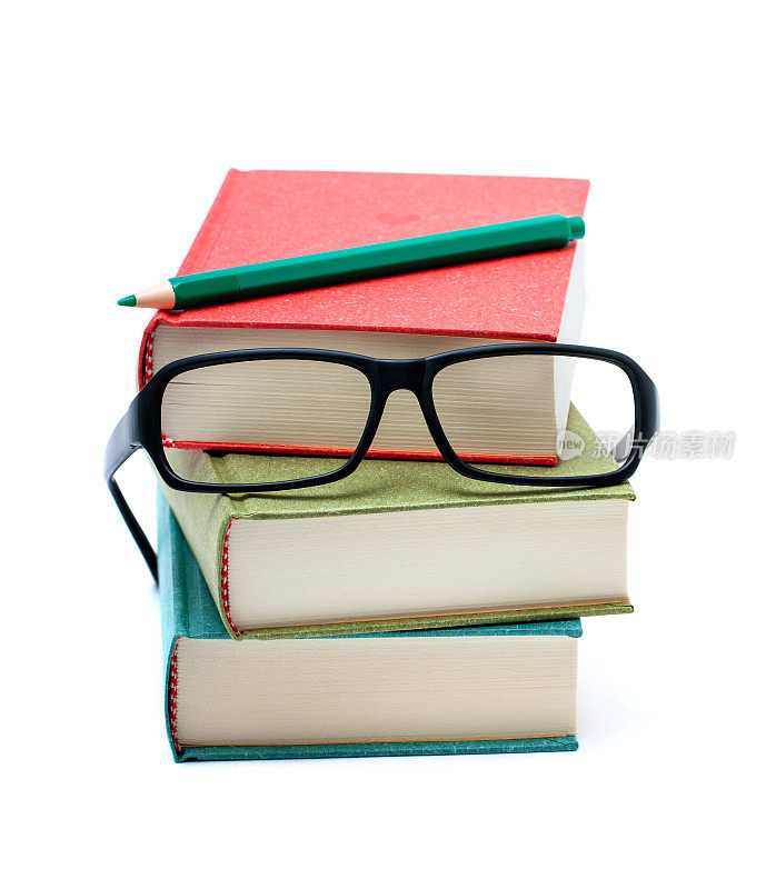 书籍和眼镜孤立在白色背景上