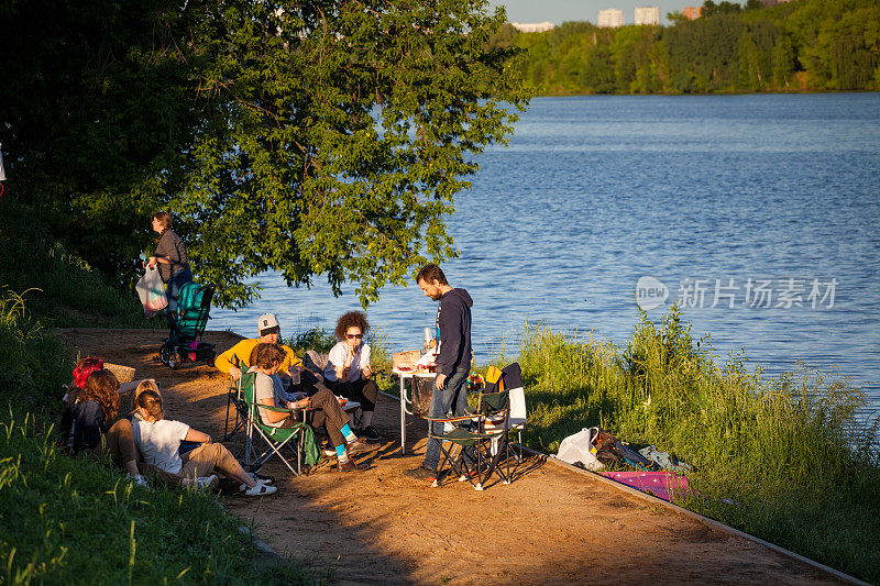 年轻人在河边野餐
