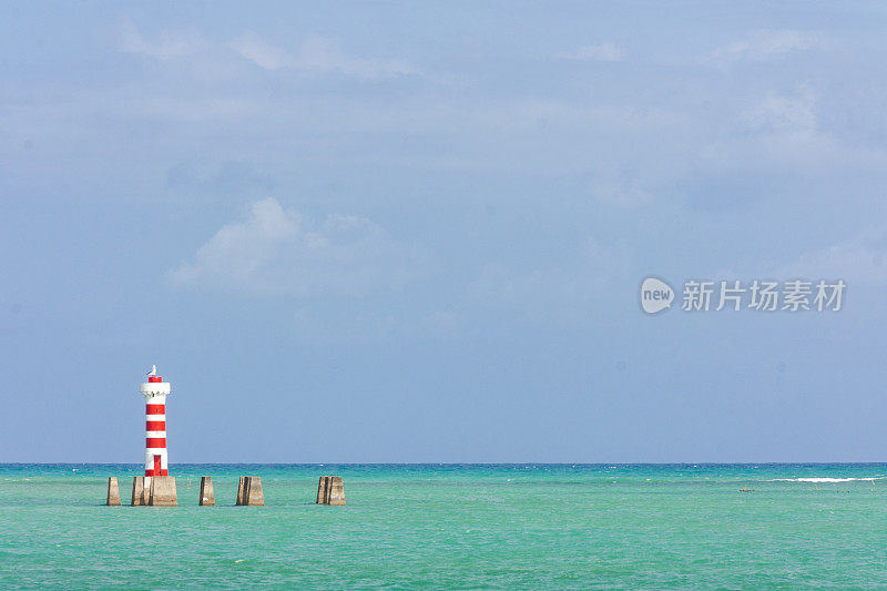 红白条纹的灯塔在蓝绿色的大西洋